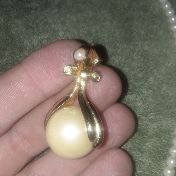 Avon pearl necklace with extra pendant - Picture 3 of 4